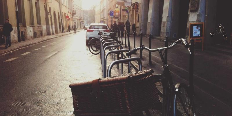 构建未来连接：低轨卫星星座的网络设计、服务与部署挑战