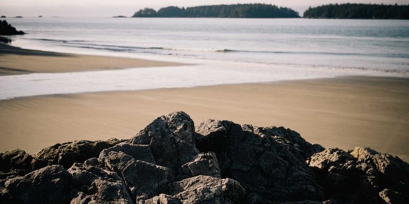 面向6G的太赫兹通信：信道建模与关键器件挑战对通信工程与网络部署的影响